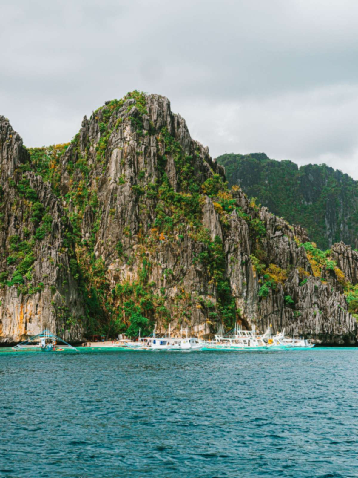 Limestone cliffs and boats in El Nido, Palawan